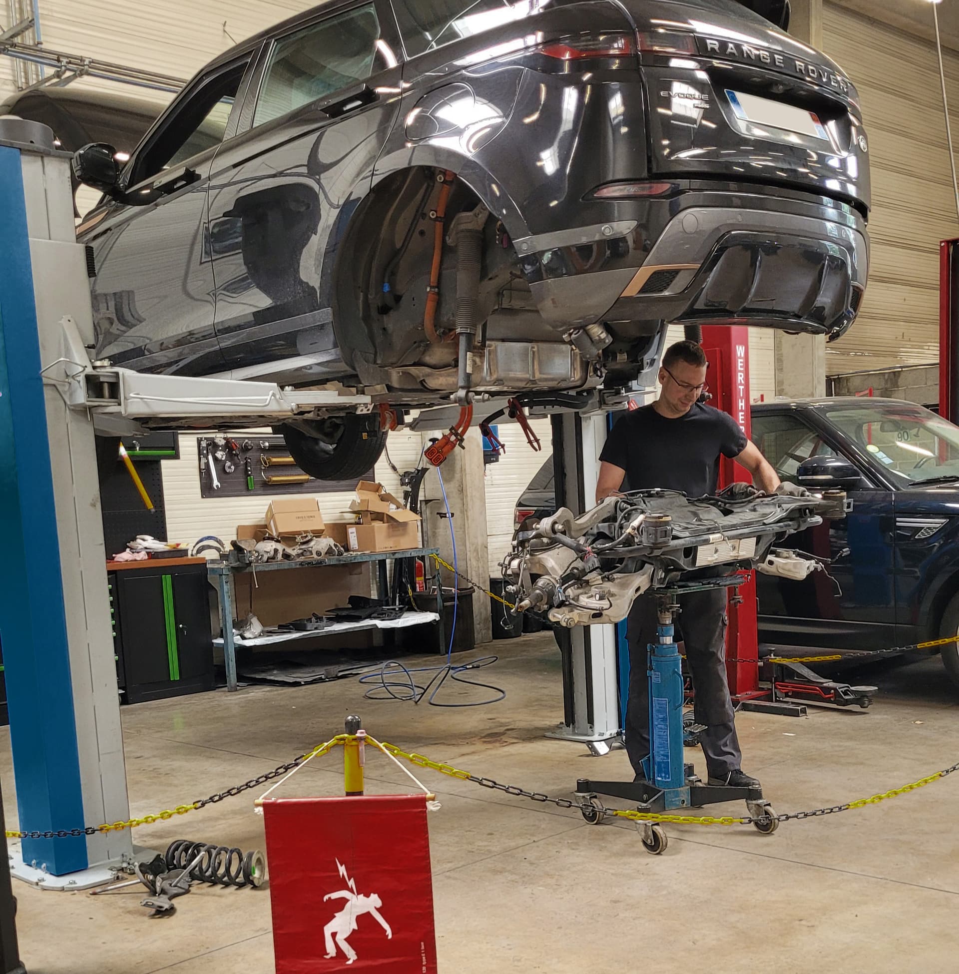 Lev - mécanicien Lux Motors